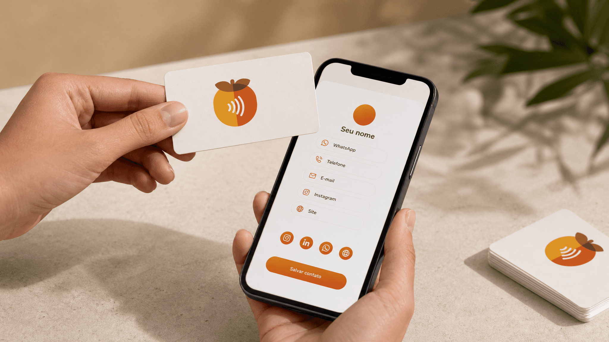 Mão segurando cartão Tocaqui próximo ao celular para compartilhar contatos via NFC